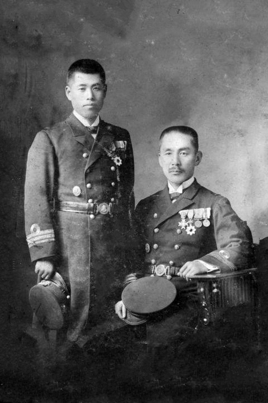 Isoroku Yamamoto en sus años en la Academia Naval japonesa, de pie, junto a un amigo