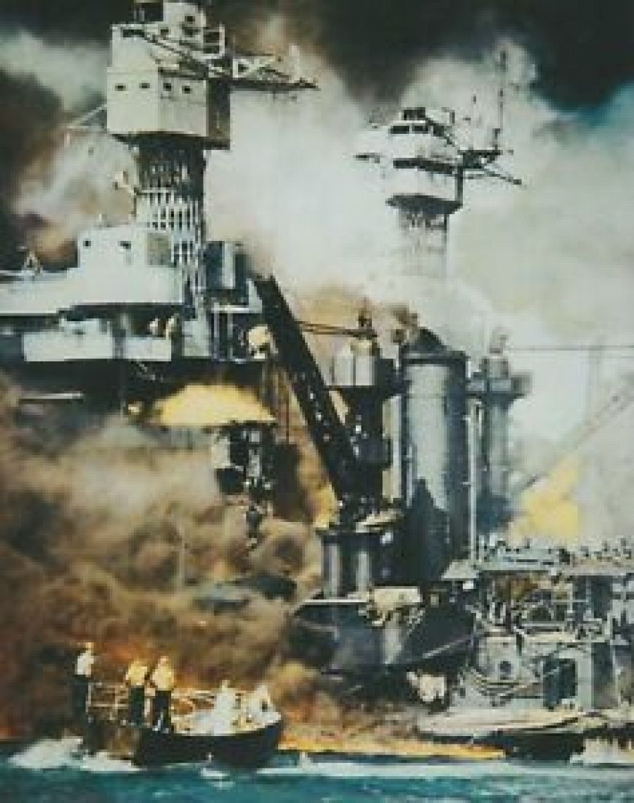 Un momento de la destrucción de la flota de los Estados Unidos anclada en Pearl Harbor, Hawái, el domingo 7 de diciembre de 1941