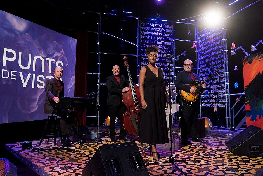 La banda The excitements al mig de plató de 'ûnts de vista' posant per la foto