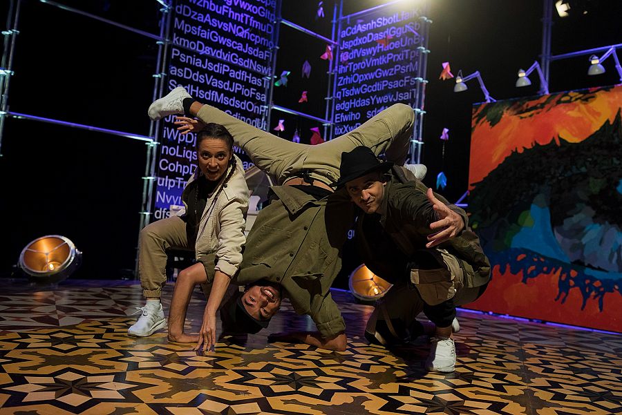  En un moment del seu espectacle, ballant i un dels tres membres està cap per avall i els altres dos agenollats al terra