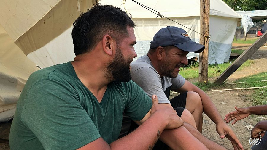 Alejandro y Manuel en el Estación de Recepción Migratoria de Lajas Blancas. Se conocieron durante la ruta por la selva del Darién