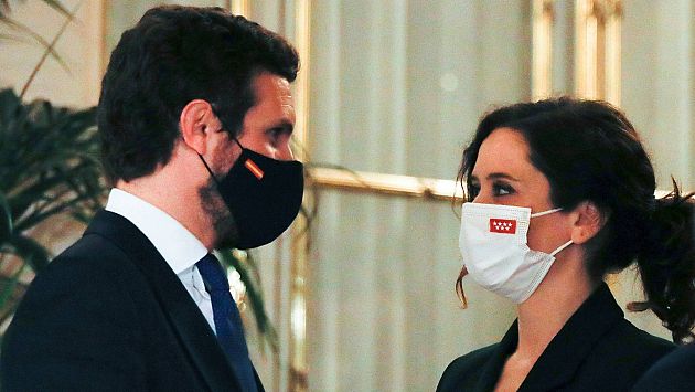 Casado y Ayuso conversan durante el acto de presentación del libro de Rajoy.