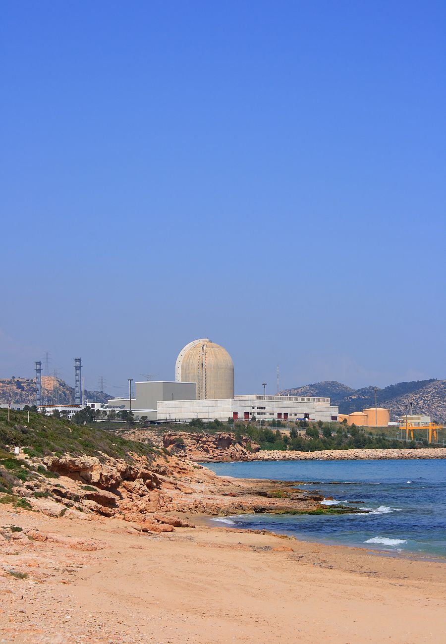 Central nuclear de Vandellós, vistes des de la platja.