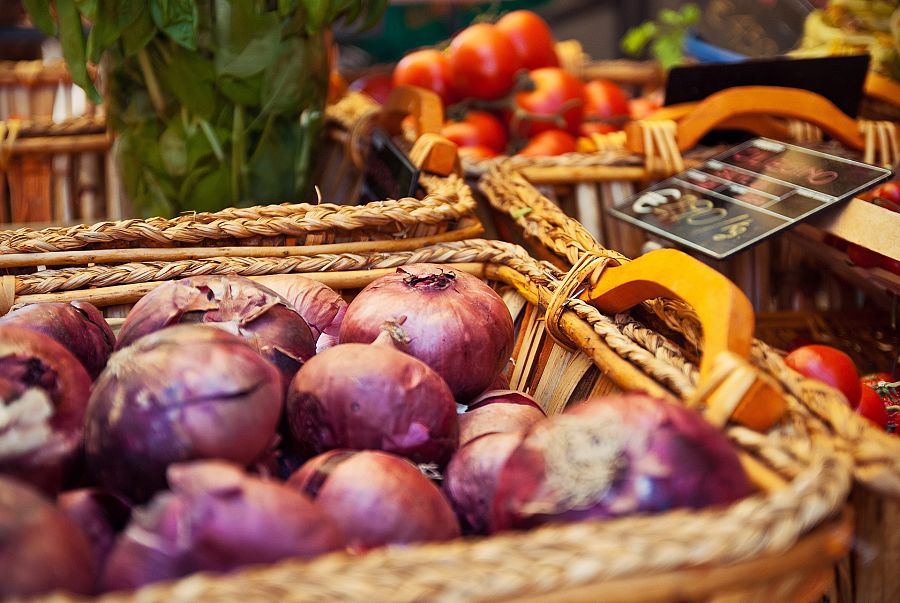 Cesto de cebollas en una frutería