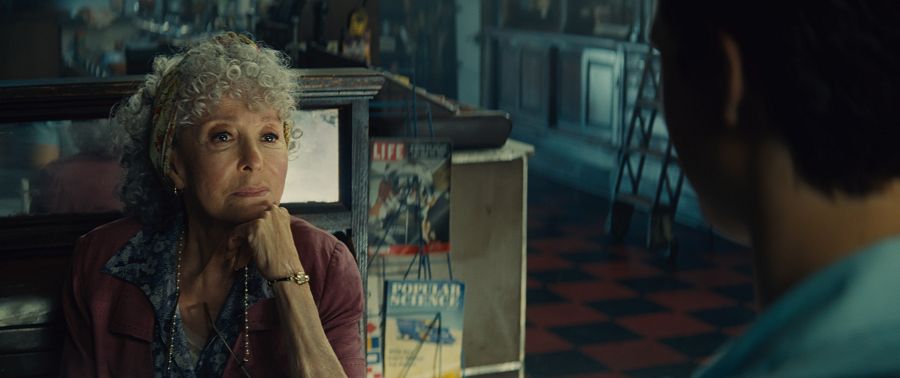 Rita Moreno como Valentina y Ansel Elgort como Tony.