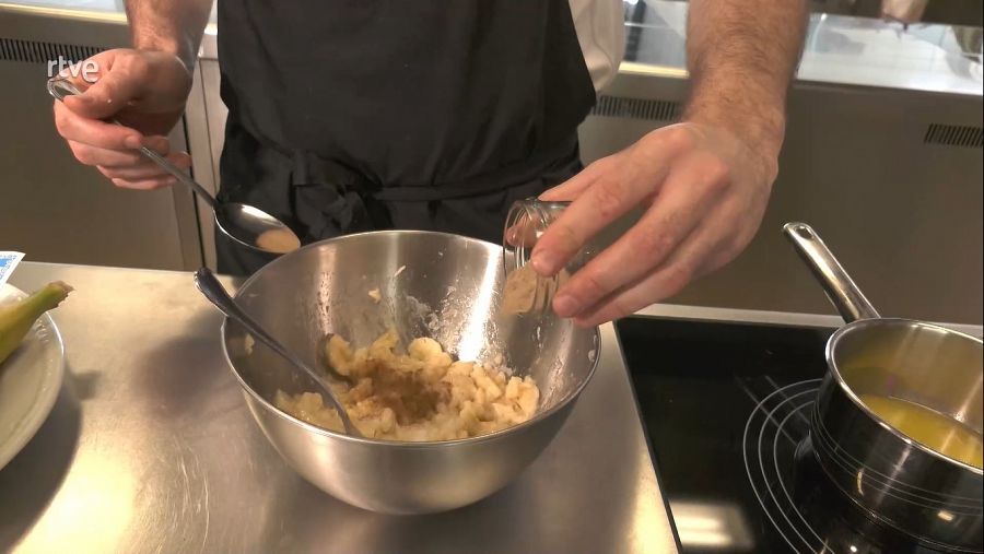 Mezcla de plátano hecho puré con las especias