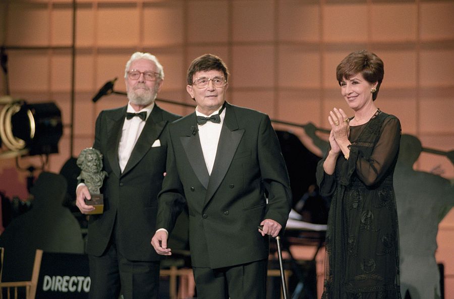 Berlanga y Velasco entregan a Leblanc el Goya de Honor 1994