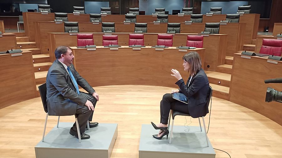 Unai Hualde durante la entrevista con Diana Arias, directora del programa Parlamento en RTVE.