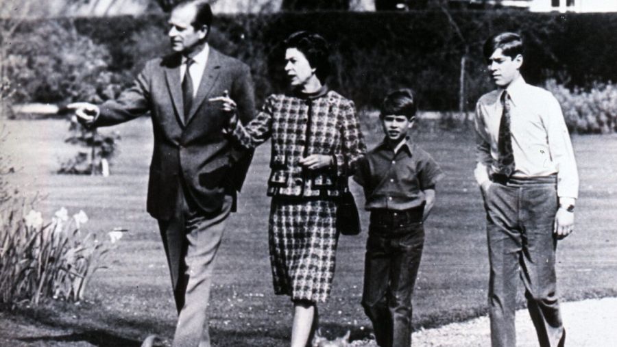 Isabel II, junto a su marido, Felipe de Edimburgo, y sus hijos Eduardo y Andrés