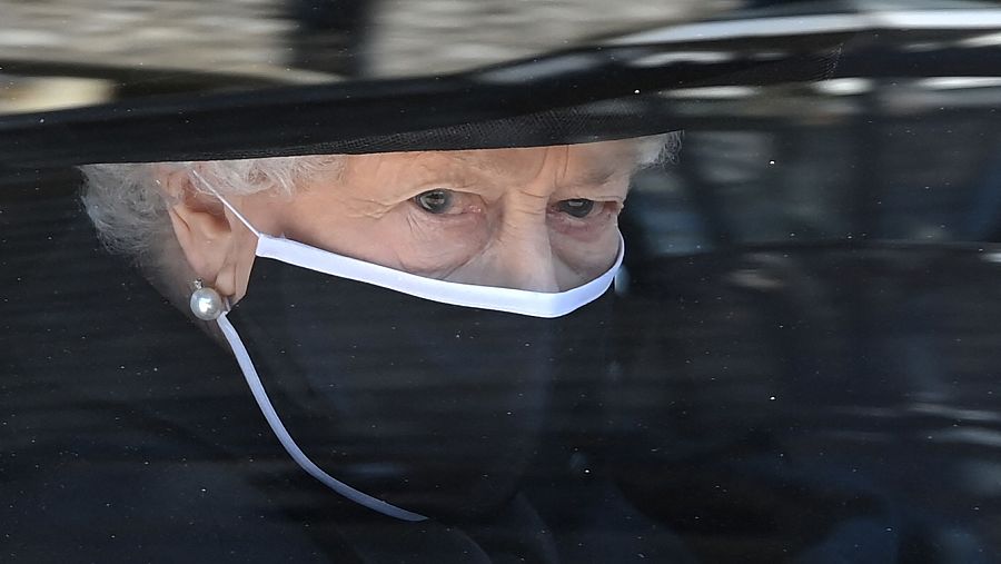 Isabel II llega al funeral por su marido, Felipe de Edimburgo, el 21 de abril de 2021.