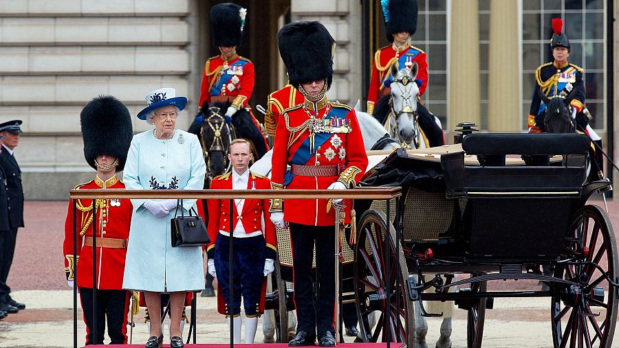 Isabel II y Felipe de Edimburgo participan en un desfile militar en 2014, con motivo del 88 cumpleaños de la reina.