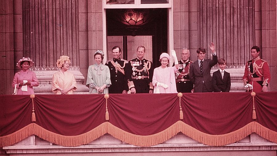 Isabel II celebra el 25 aniversario de su coronación junto al resto de la familia real británica en 1977.