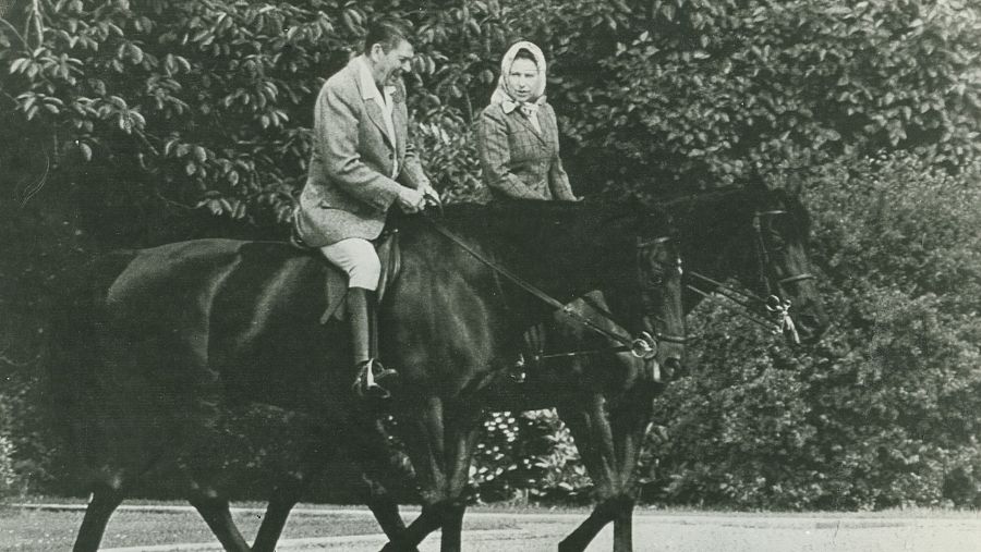 El presidente de EE.UU., Ronald Reagan, monta a caballo junto a Isabel II durante un viaje oficial en 1982.