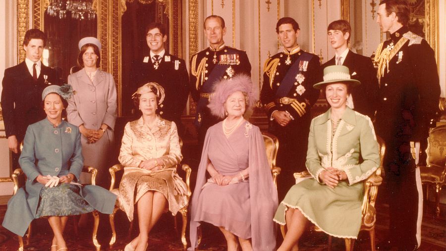 La reina Isabel II de Inglaterra, junto a los miembros de la familia real británica en 1983.