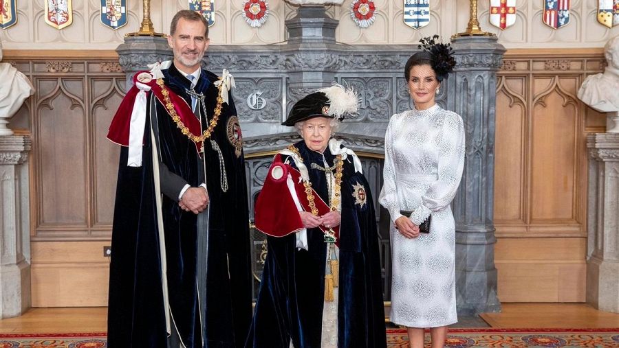 Felipe VI, Isabel II de Inglaterra y la reina Letizia, tras la la ceremonia de investidura de don Felipe como Caballero de la Muy Noble Orden de la Jarretera, en junio de 2019.