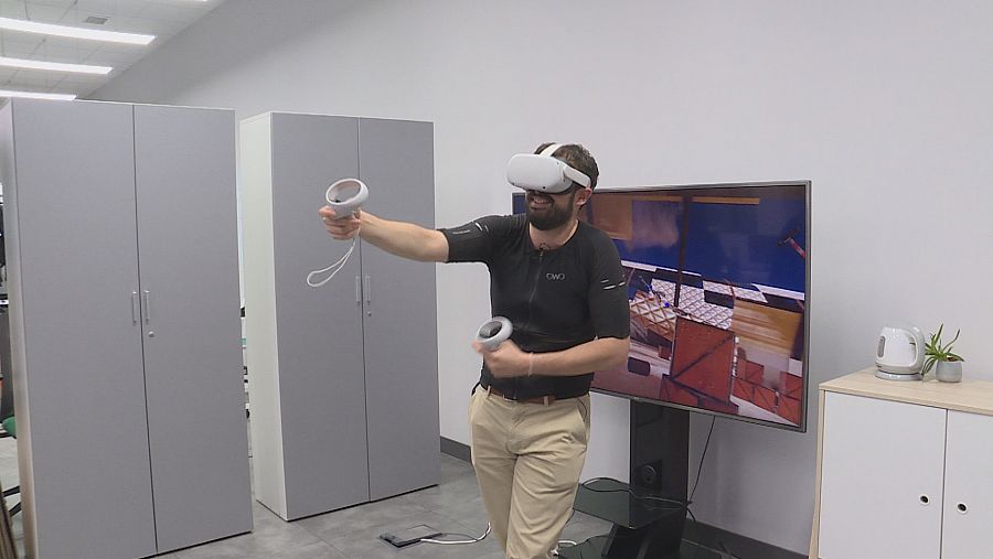 Una joven empresa malagueña ha creado una chaqueta de sensaciones que permite a los videojugadores sentir los disparos o el viento