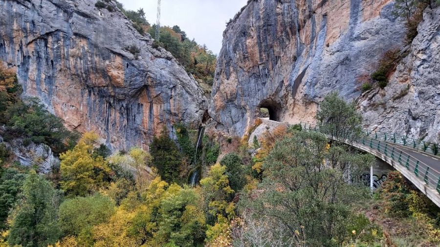 Cascada y túnel de Tartalés de los Montes (Merindad de Valdivielso)
