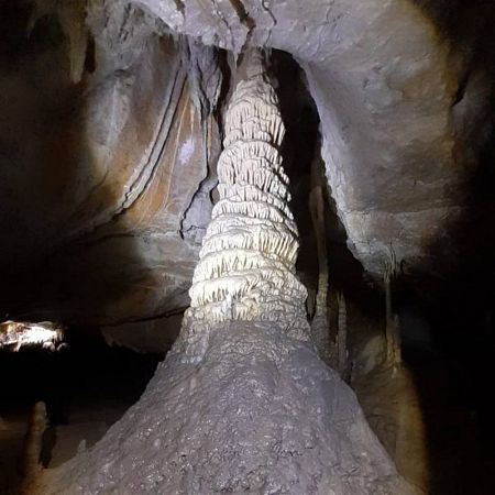 Una enorme estalagmita de la cueva Palomera (Ojo Guareña)