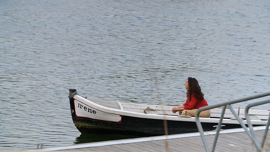 Anna Bertran pujada a una barca al riu Ebre