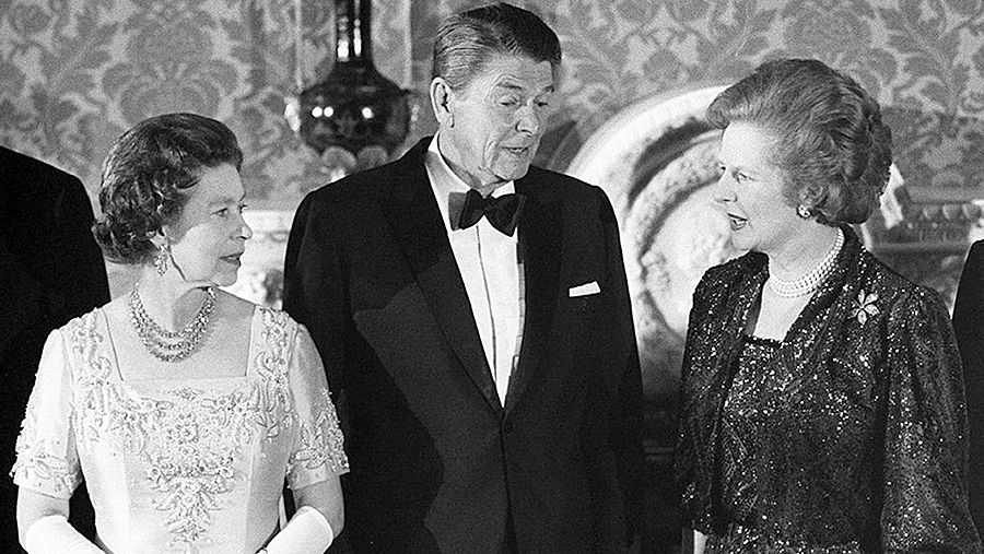 Isabel II, Ronald Reagan y Margaret Thatcher conversan durante una recepción en el Palacio de Buckingham.
