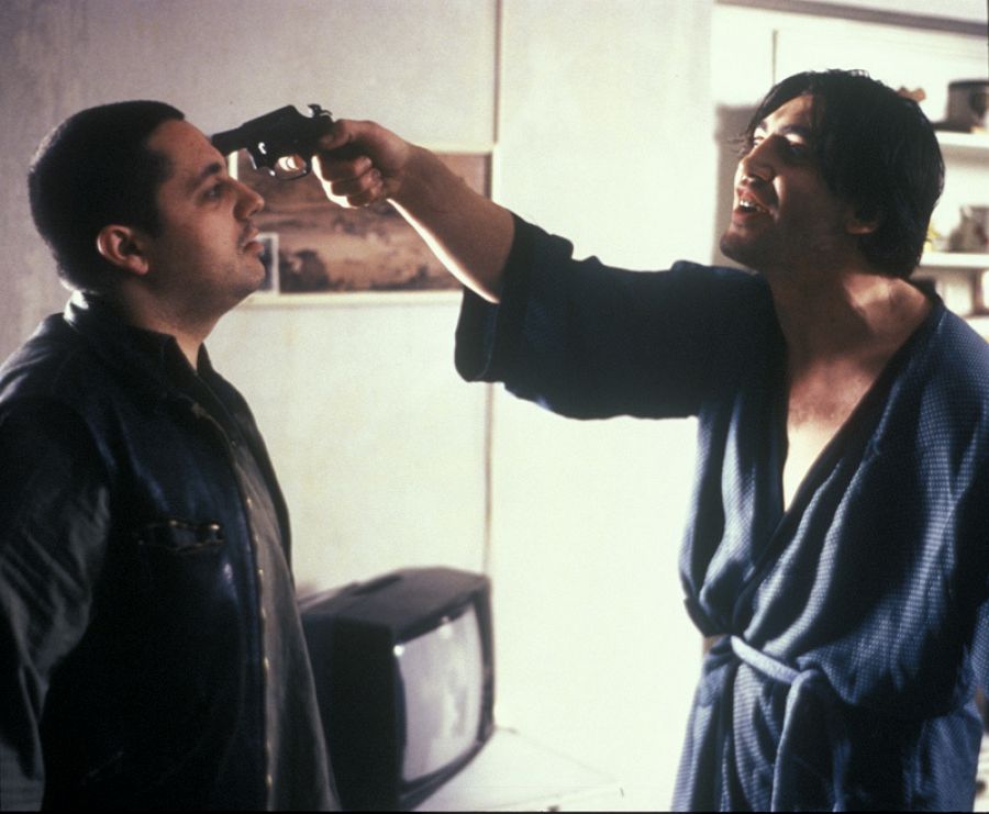Pepón Nieto y Javier Bardem en 'Los días contados' (1994)