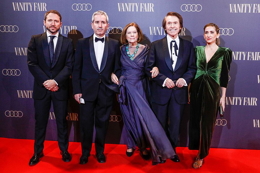 De izquierda a derecha: Manuel Martos, Jacobo Martos, Natalia Figueroa, Raphael y Alejandra Martos