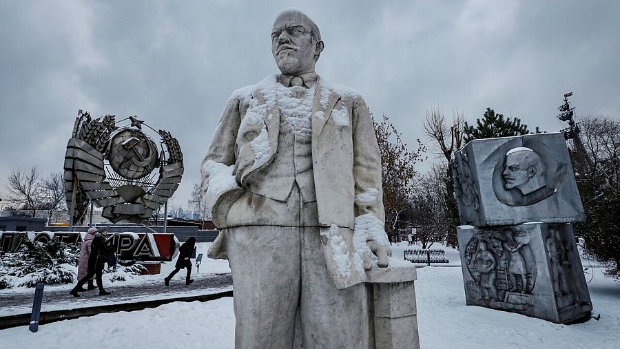 Varias personas caminan junto a una estatua de Vladimir Ulyanov, Lenin, y otros monumentos de la URSS en un parque de Moscú, EFE/ Yuri Kochetkov