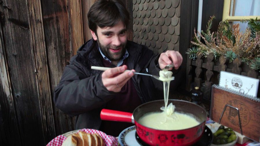 Degustando la típica 'founde'