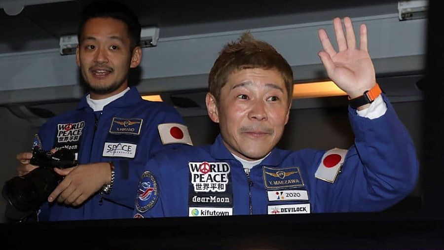 Yusaku Maezawa (derecha) y Yozo Hirano, los dos turistas espaciales japoneses, en el autobús que les conduce a la nave Soyuz, en Baikonur. Foto: EFE/EPA/ROSCOSMOS