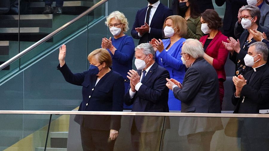 La canciller saliente de Alemania, Angela Merkel, saluda desde la tribuna del Bundestag en Berlín. REUTERS/Fabrizio Bensch