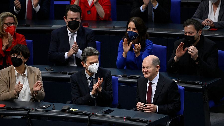 Los diputados del Bundestag felicitan al nuevo canciller, Olaf Scholz (SPD), elegido este miércoles. Foto: Ina Fassbender / AFP