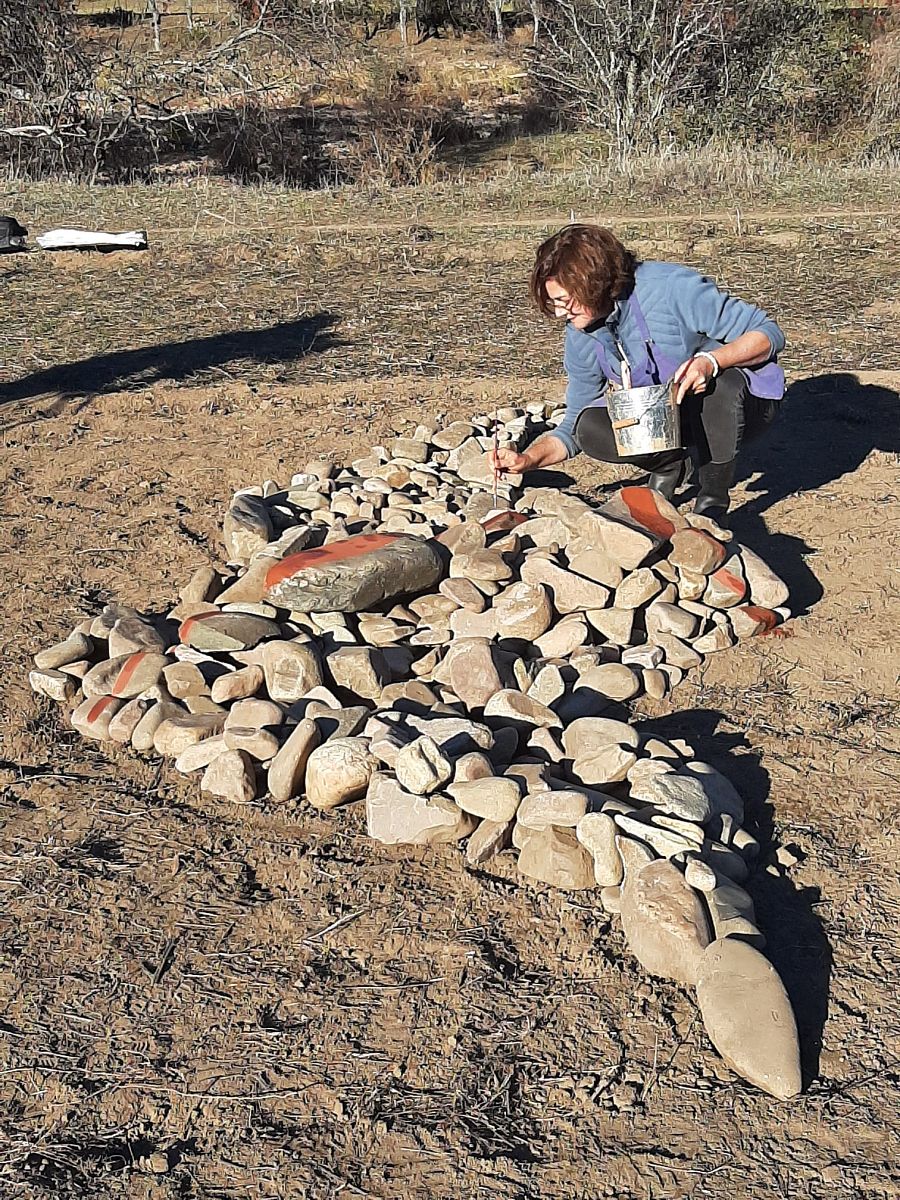 Arte en la tierra con diágolos con el paisaje de montes de Toledo