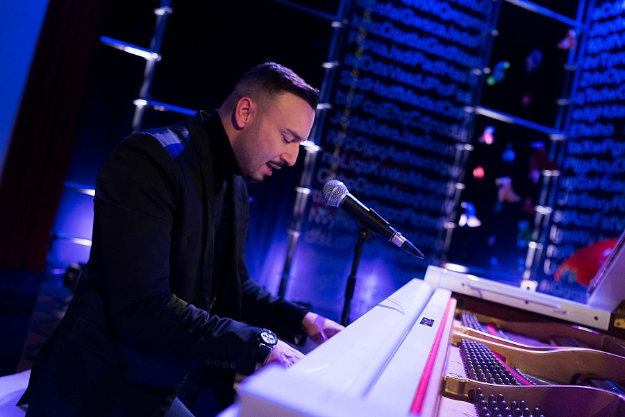 Jadel cantant i tocant el piano a 'Punts de vista'