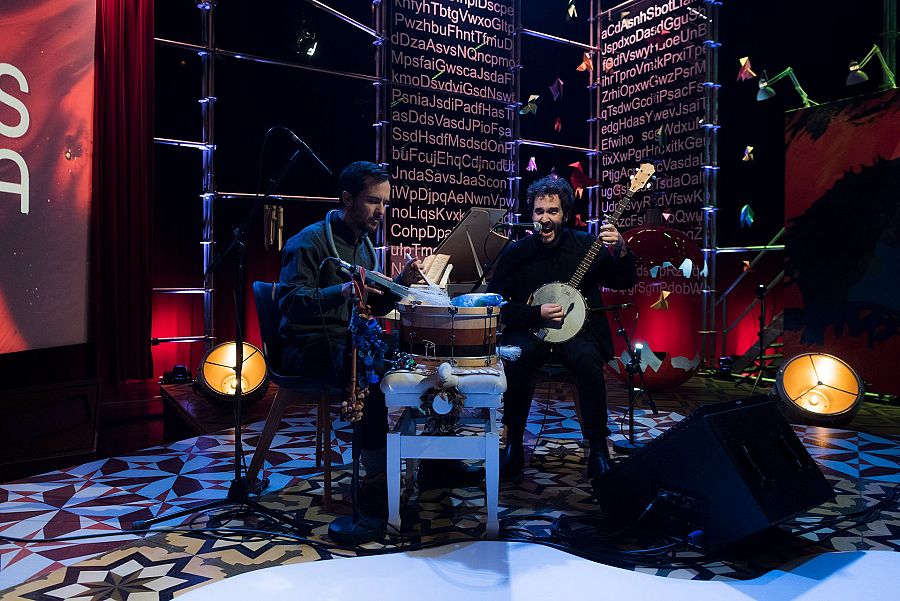 Adriano Galante, cantant, i Juan Rodríguez Berbín, bateria, en un moment de l'actuació a 'Punts de vista'