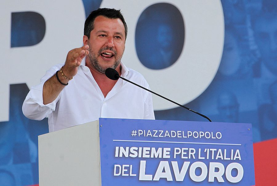 Matteo Salvini dando un discurso durante un mitin