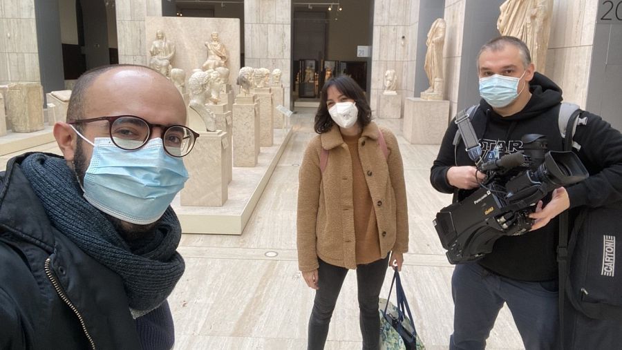 El equipo de Cámara Abierta con el divulgador de la civilización romana