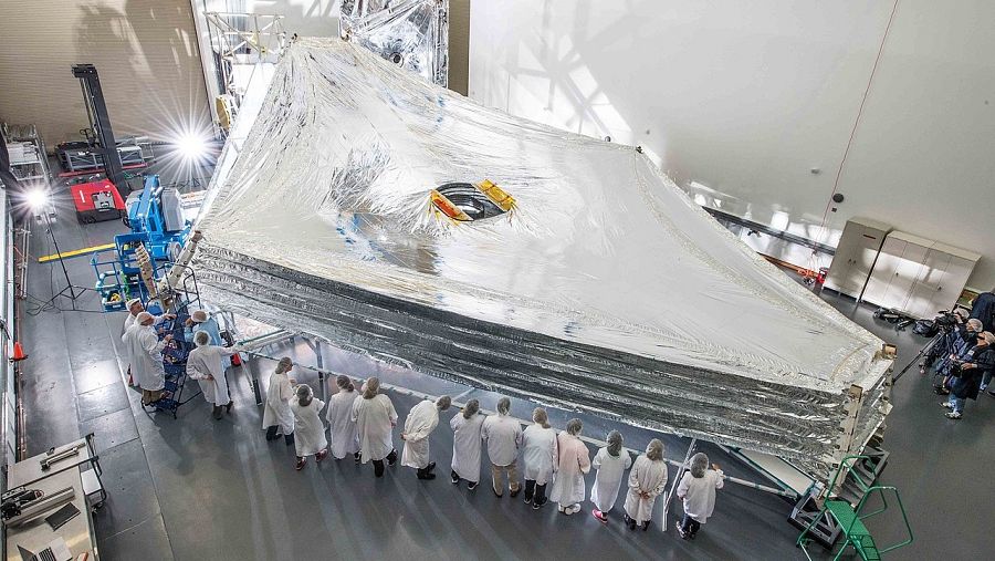Un grupo de científicos examina el parasol, de 20 metros de largo y 7 de ancho.
