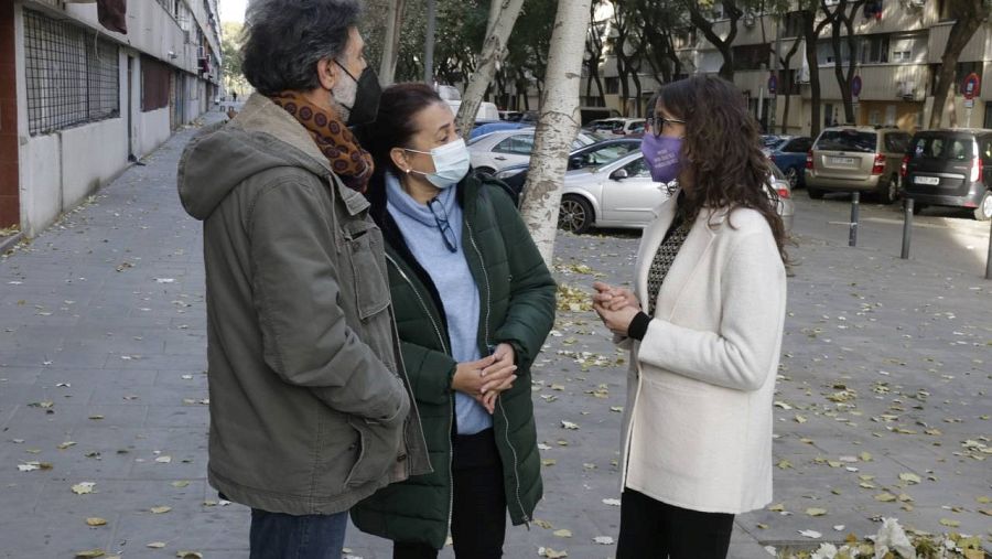 La consellera d'Igualtat i Feminismes, Tània Verge, conversa amb un membre del Centre Cultural Gitano de la Mina i la presidenta de Veus Gitanes | ACN