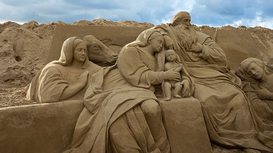 Otra imagen del belén de arena de la playa de Las Canteras, en Las Palmas de Gran Canaria.