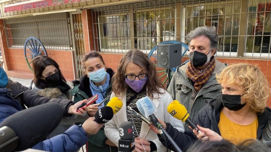 La consellera d'Igualtat i Feminismes, Tania Verge, atén els mitjans al barri de La Mina