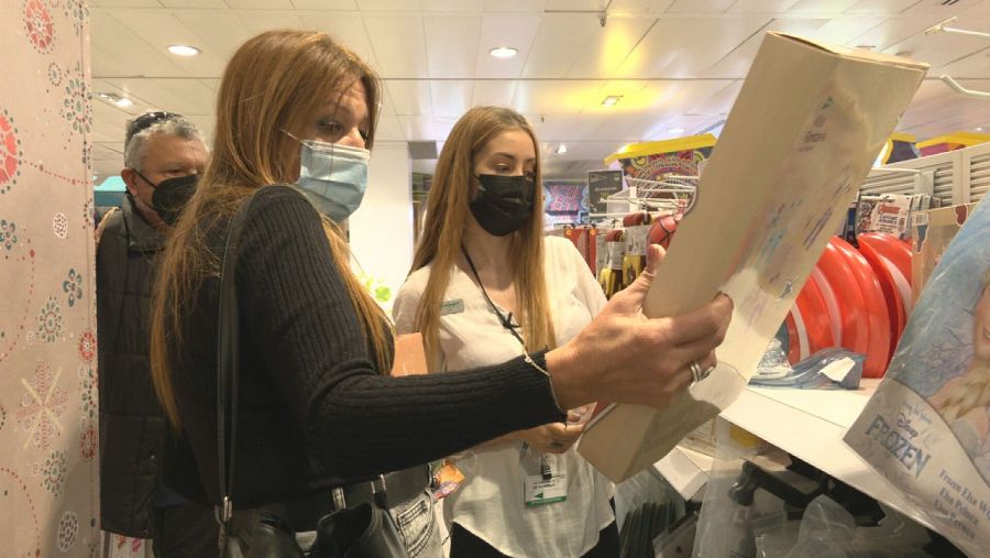 Clientes y dependientas en una tienda de ropa