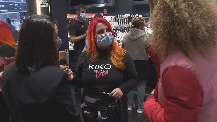 Empleadas en una tienda de cosméticos en temporada de Navidad.