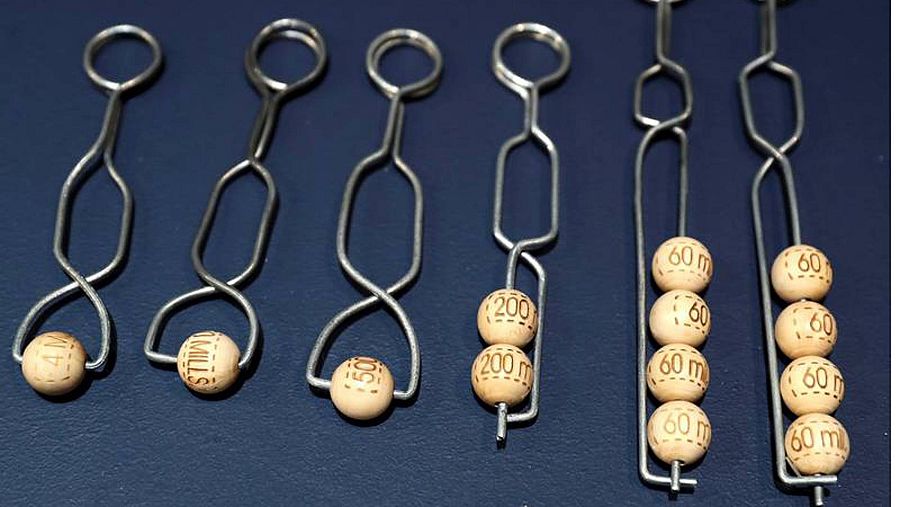 Un cop extretes del bombo, les boles del sorteig s'insereixen en filferros