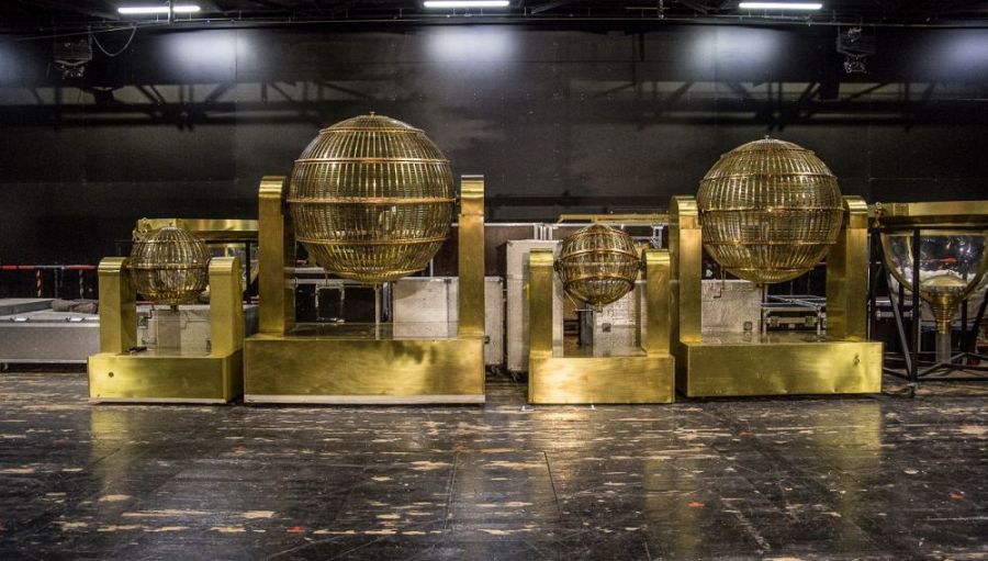 A la Loteria de Nadal s'utilitzen dos bombos, el gran per als números i el petit per als premis