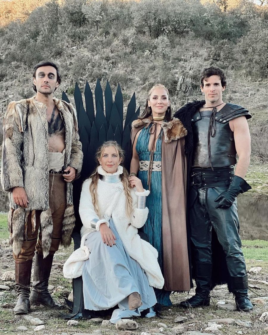 Tamara Falcó e Iñigo Onieva posando junto a la cumpleañera, Luisa Bergel