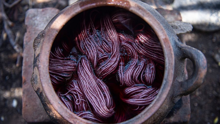 La alpaca tienen hasta 24 tonalidades propias,y se puede teñir con materias naturales como semillas y plantas logrando un tinte vegetal u orgánico