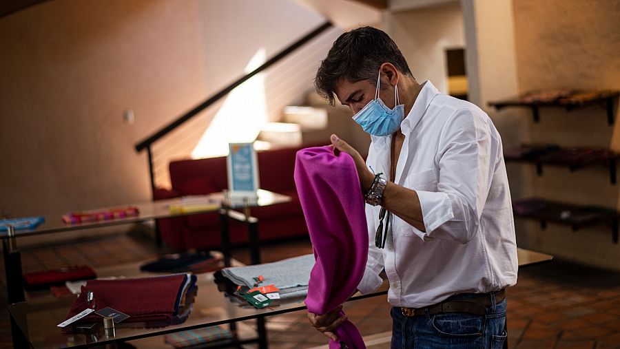 El diseñador Jorge Vázquez prepara una colección cápsula con prendas de alpaca para su próximo desfile en Madrid