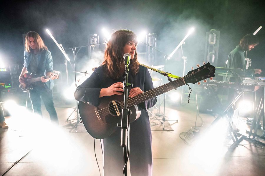Joana Serrat amb el seu grup en un moment de l'actuació