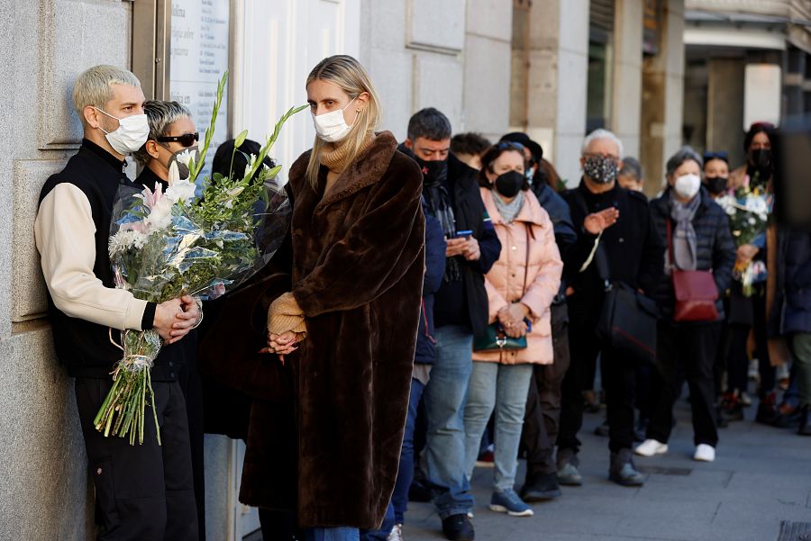 Ciudadanos esperan a las puertas del Teatro Español para dar su último adiós a la actriz Verónica Forqué.