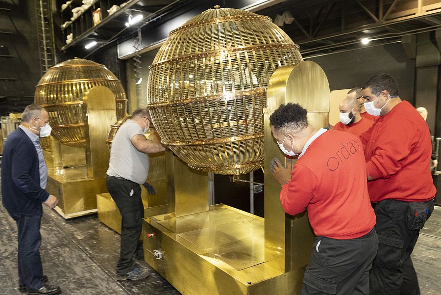 Llegan al Teatro Real los bombos de la Lotería de Navidad